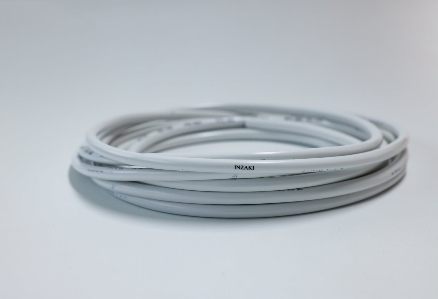 INZAKI Weatherproof Outdoor Electrical Cable - White Flexible Extension Cord for Indoor/Outdoor Power Supply 5 meters