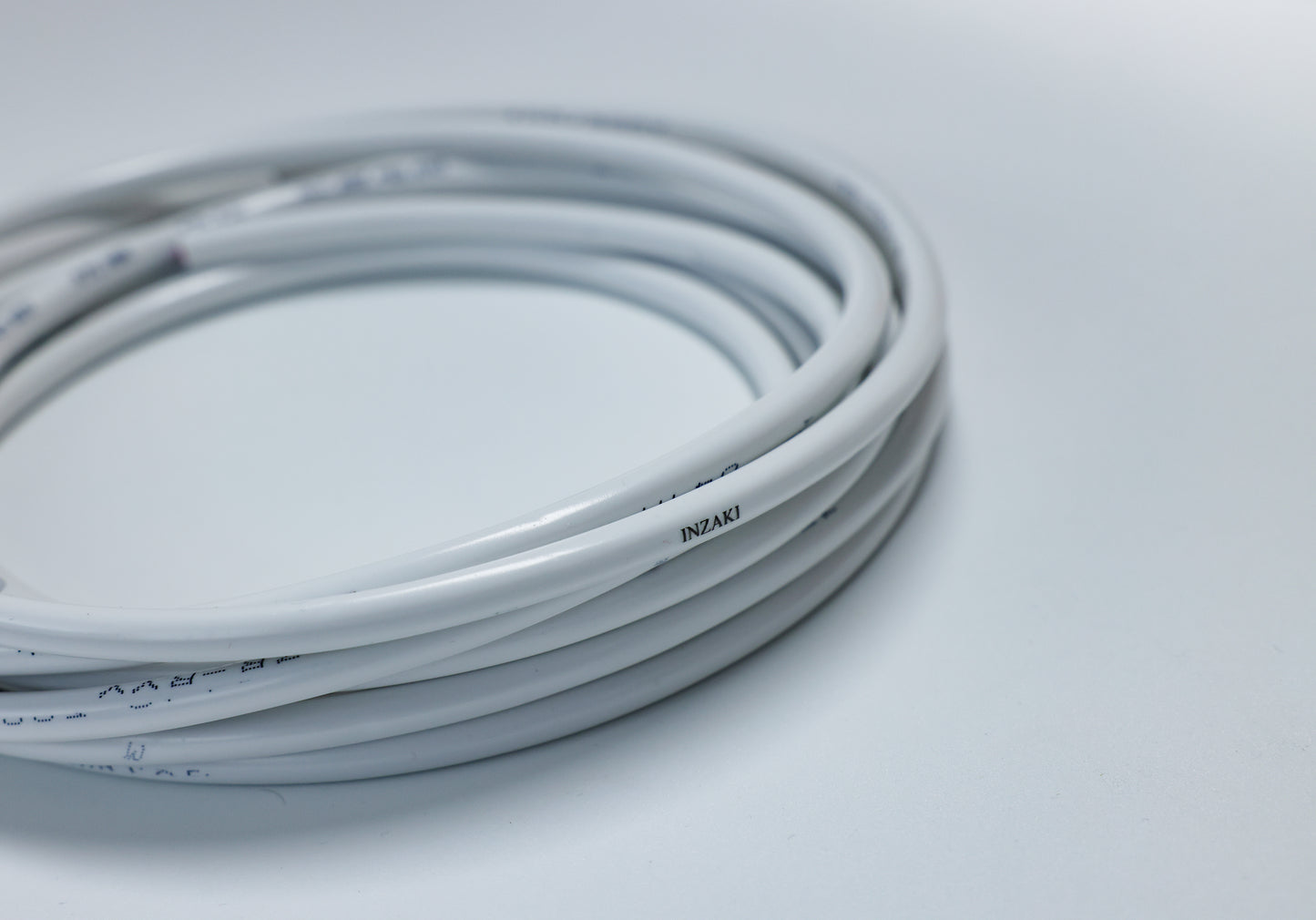 INZAKI Weatherproof Outdoor Electrical Cable - White Flexible Extension Cord for Indoor/Outdoor Power Supply 5 meters