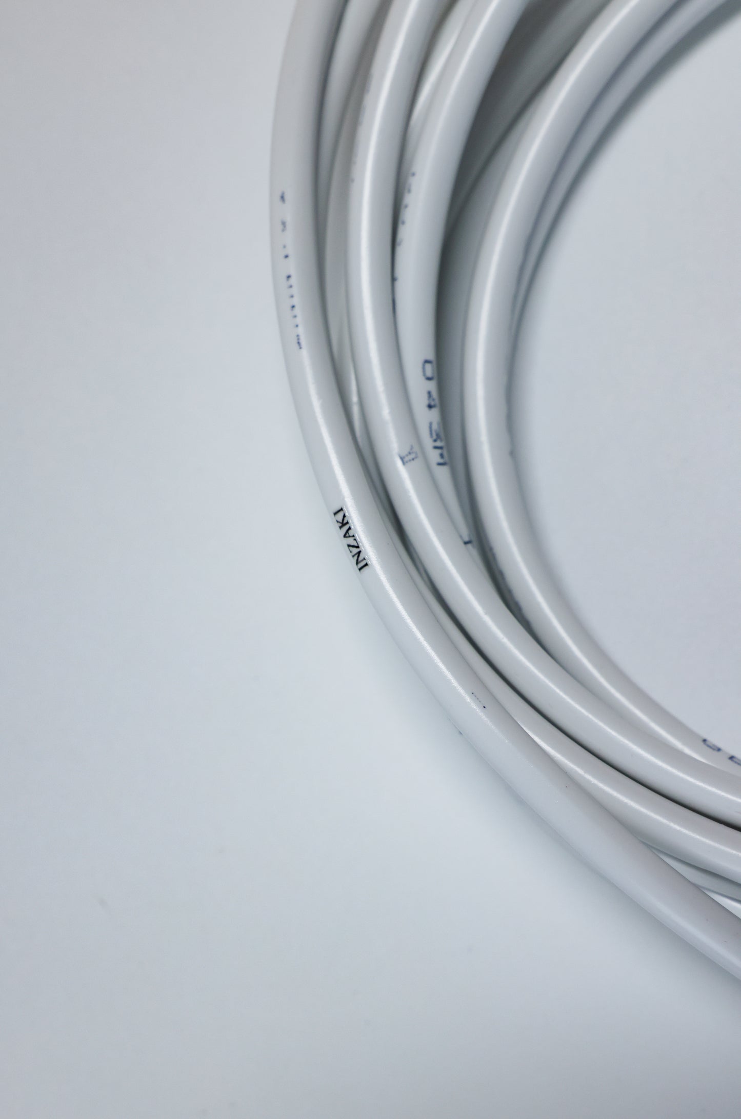 INZAKI Weatherproof Outdoor Electrical Cable - White Flexible Extension Cord for Indoor/Outdoor Power Supply 5 meters