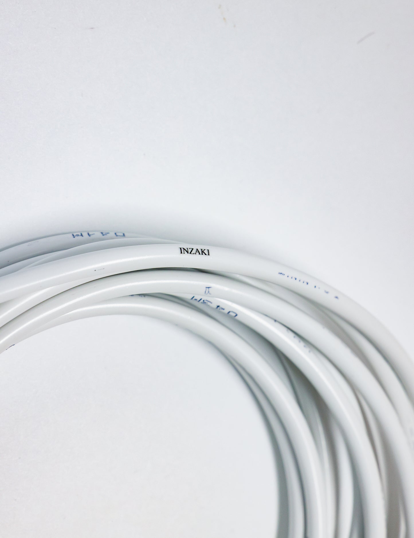 INZAKI Weatherproof Outdoor Electrical Cable - White Flexible Extension Cord for Indoor/Outdoor Power Supply 5 meters